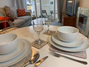 uma mesa com pratos e copos de vinho em Ocean em Sidmouth