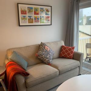 uma sala de estar com um sofá com almofadas em Ocean em Sidmouth
