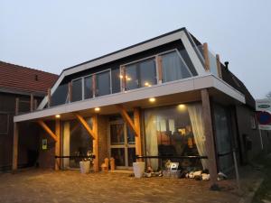 Una casa con muchas ventanas. en 4T4 Apartment C, en Egmond aan den Hoef