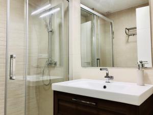 a bathroom with a sink and a shower at Apartamento Ecuador in Cádiz
