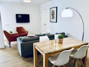 Televízia a/alebo spoločenská miestnosť v ubytovaní Apartamento Ecuador