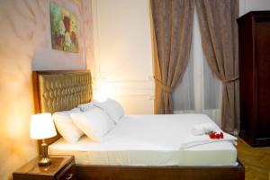 Una cama o camas en una habitación de Golden Palace Hotel