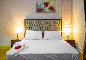 Una cama o camas en una habitación de Golden Palace Hotel