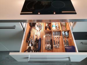 uma gaveta de madeira com utensílios numa cozinha em Haus OF em Binz