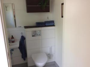 a small bathroom with a toilet and a sink at Hemmet Brommösund Torsö Mariestad in Brommösund