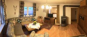 una sala de estar con un sofá y una mesa en Apartment Gosberg - 90qm, en Pinzberg