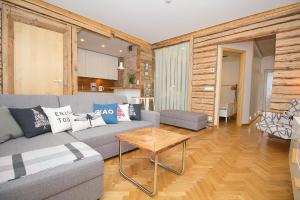 un soggiorno con divano e tavolo di Pärnu Apartment a Pärnu