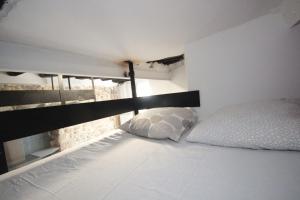Двухъярусная кровать или двухъярусные кровати в номере YMMO 75012