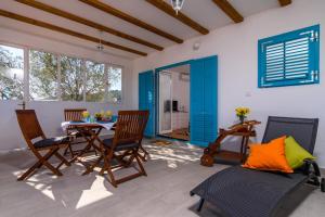 Televízia a/alebo spoločenská miestnosť v ubytovaní Holiday home Trogir flower