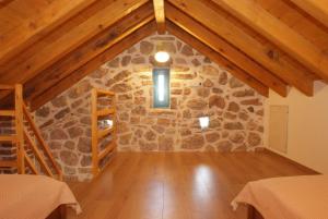 Postel nebo postele na pokoji v ubytování Stone house Goranova kuća