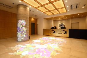 金沢市にある変なホテル金沢 香林坊の花の壁画のあるロビー