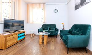 Telewizja i/lub zestaw kina domowego w obiekcie Appartement Living Schönwies including Zell am See-Kaprun summercard