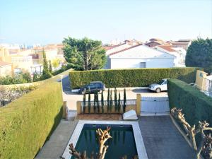 una piscina en un patio con un seto en Chalet San Antonio LEK, en Peñíscola