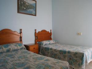 Un dormitorio con dos camas y un cuadro en la pared. en Chalet San Antonio LEK, en Peñíscola 15 fotos más