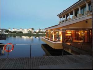 un edificio con un cartel al lado de un cuerpo de agua en Casa Emperador Penthouse, en Roldán