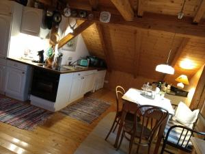 cocina y comedor con mesa y sillas en Ferienwohnung Lackenhäuser, en Neureichenau