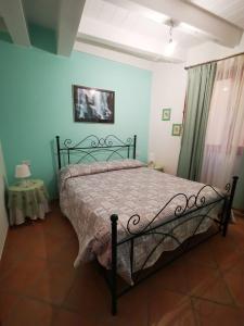sypialnia z łóżkiem w pokoju w obiekcie Da Sabrina w mieście Castellabate