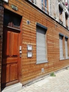 - un bâtiment en bois avec une porte et des fenêtres dans l'établissement Confort et Élégance dans le Bouchon de Champagne, à Troyes