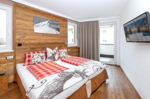
a hotel room with a bed and a television at Appartement Living Schönwies in Zell am See
