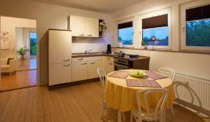 una cocina con una mesa con un mantel amarillo. en FeWo Blickweite, en Hessisch Oldendorf