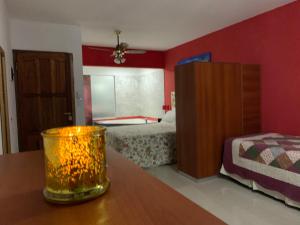 uma sala com um quarto com uma cama e uma mesa em Departamentos Sobre el Mar em Villa Gesell