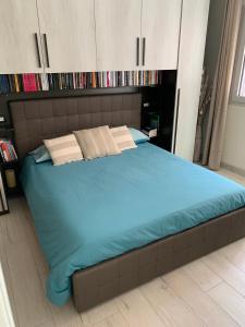 un grande letto in una camera con letto blu sidx sidx sidx di 8 di cuori a Rimini