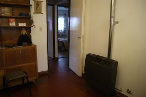 pasillo con habitación con ventilador y puerta en Casa Elena en Ushuaia