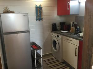 eine Küche mit einem Kühlschrank und einer Waschmaschine in der Unterkunft Bungalow Sea Brise 2 personnes in Saint-François