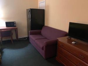 Televízia a/alebo spoločenská miestnosť v ubytovaní La Vista Inn