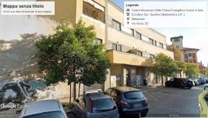 eine Straße mit vor einem Gebäude geparkten Autos in der Unterkunft Alloggio Roma Appia in Rom