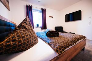 ein Schlafzimmer mit einem Bett mit einem Kissen darauf in der Unterkunft Ferienhaus Hünzingen № 2 in Walsrode