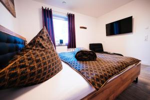 Un dormitorio con una cama con una almohada encima. en Ferienhaus Hünzingen № 2, en Walsrode