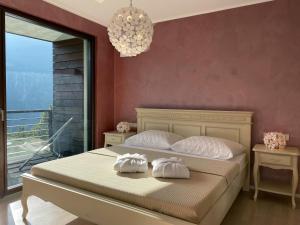 Posteľ alebo postele v izbe v ubytovaní VILLA COLLINA VERDE