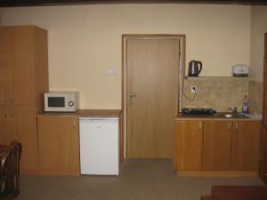 Kuchyňa alebo kuchynka v ubytovaní Apartmány U Vlka