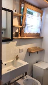 y baño con lavabo y aseo. en Appartamento Campiglio, en Madonna di Campiglio