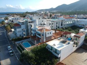 eine Luftansicht einer Stadt mit weißen Gebäuden in der Unterkunft Villa LouLa in Elounda