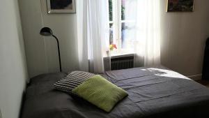 Ένα ή περισσότερα κρεβάτια σε δωμάτιο στο Klinttorget 1