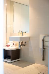 La salle de bains est pourvue d'un lavabo et d'un miroir. dans l'établissement Seahaven Noosa Beachfront Resort, à Noosa Heads
