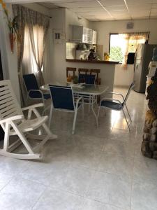 - une cuisine et une salle à manger avec une table et des chaises dans l'établissement Cabaña Coveñas, à Coveñas