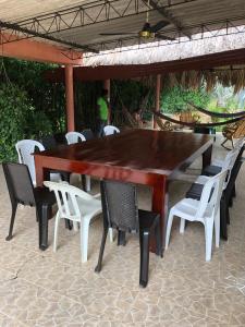 duży drewniany stół i krzesła na patio w obiekcie Cabaña Coveñas w mieście Coveñas