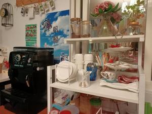 Coffee and tea making facilities at 七十腳落背包客棧