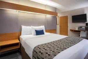 Кровать или кровати в номере Microtel Inn & Suites by Wyndham Southern Pines Pinehurst