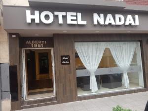 um sinal de hotel nadal na frente de um edifício em Hotel Nadai em Mar del Plata