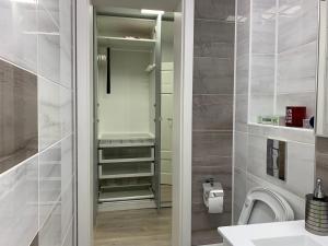 Ένα μπάνιο στο Mery Apartment +81 φωτογραφίες