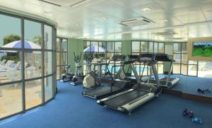 una palestra con diversi tapis roulant ed ellittiche di Metropark Hotel Kowloon a Hong Kong