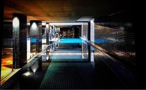 Midnight Luxe 1BR 1Bath Apartment 104 in the heart of Braddon Pool Sauna Secure Parking Wine WiFi内部或周边的泳池