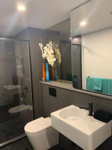 Midnight Luxe 1BR 1Bath Apartment 104 in the heart of Braddon Pool Sauna Secure Parking Wine WiFi的一间浴室