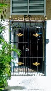 eine Gruppe von Vögeln, die vor einer Tür auf einem Tor sitzen in der Unterkunft HospedaCopa 604 in Rio de Janeiro