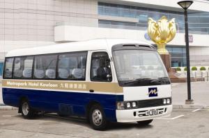 un autobus blu e bianco parcheggiato in un parcheggio di Metropark Hotel Kowloon a Hong Kong