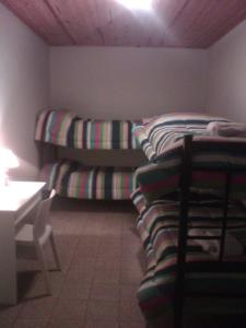 sala de estar con sofá y silla en Hostal Amalaya en Salta
